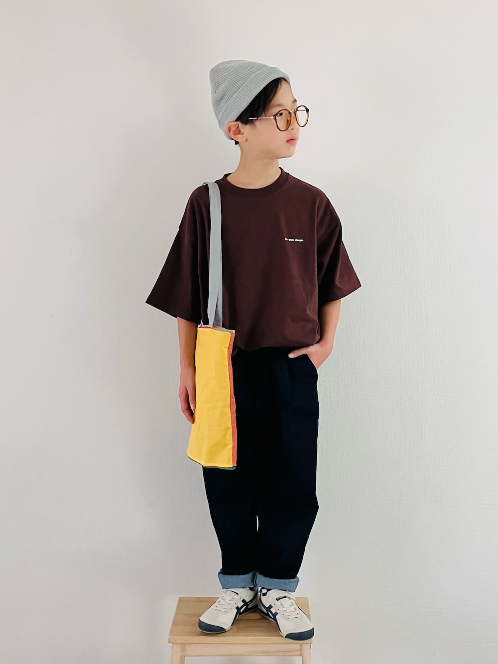 「休日スタイル、男の子コーデ、メガネ男子、デニムパンツ、Tシャツ、秋夏ミックス、ニット帽、トートバッグ、スニーカー」｜「CIAOPANIC TYPYの【KIDS】カラーリブビーニー（ニットキャップ/ビーニー、グレー系）」を使った、syun★さん（キッズ・140cm）の夏コーディネートの1枚目の写真