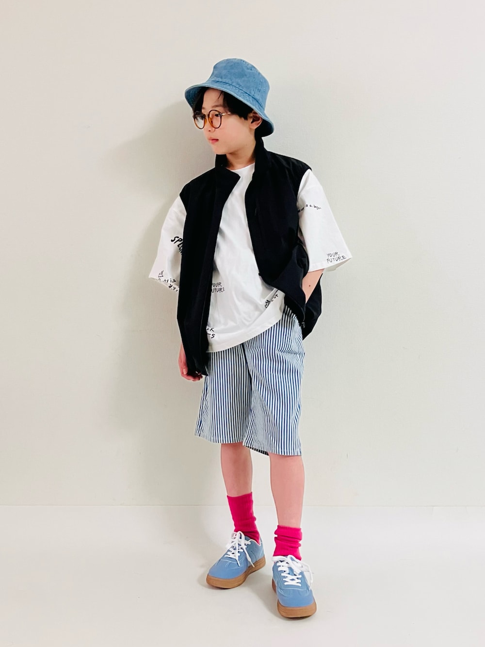 「レイヤードスタイル、ベスト、ハーフパンツ、ヒッコリー、ハット、カラーソックス」｜「LOWRYS FARMのウォッシュバケットＨＡＴ　 994382（ハット、ブルー系）」を使った、syun★さん（キッズ・133cm）の春コーディネートの1枚目の写真