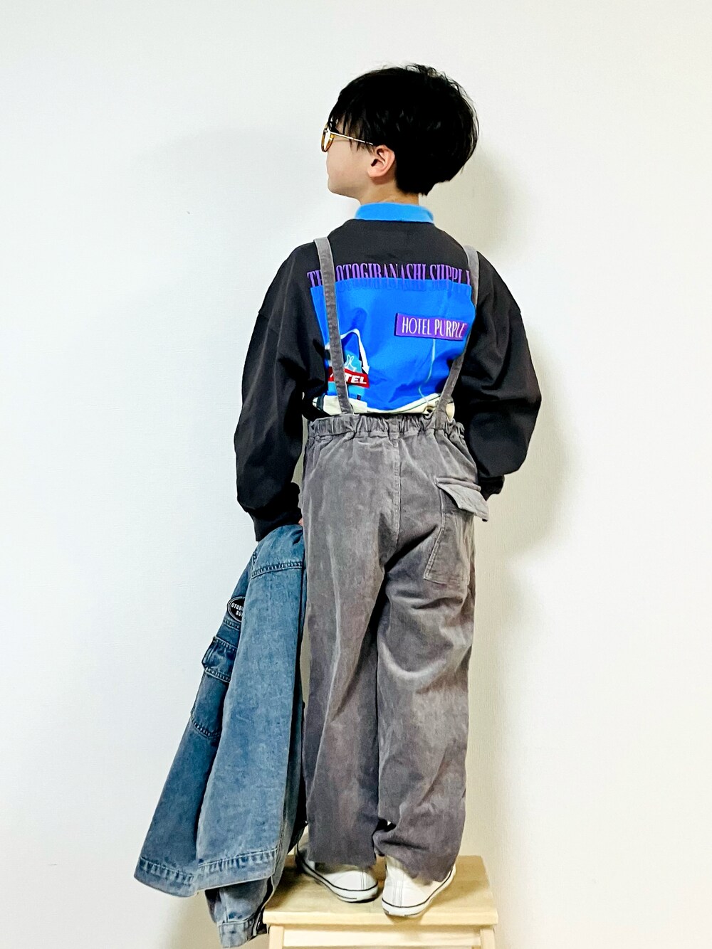 「サロペット、レイヤードスタイル、タートルネック、デニム、デニムジャケット、ロンT、カジュアルコーデ、スニーカー、ロンTコーデ」｜「the_otogibanashi_supplyのアイテム（Tシャツ/カットソー、グレー系）」を使った、syun★さん（キッズ・131cm）の冬コーディネートの1枚目の写真