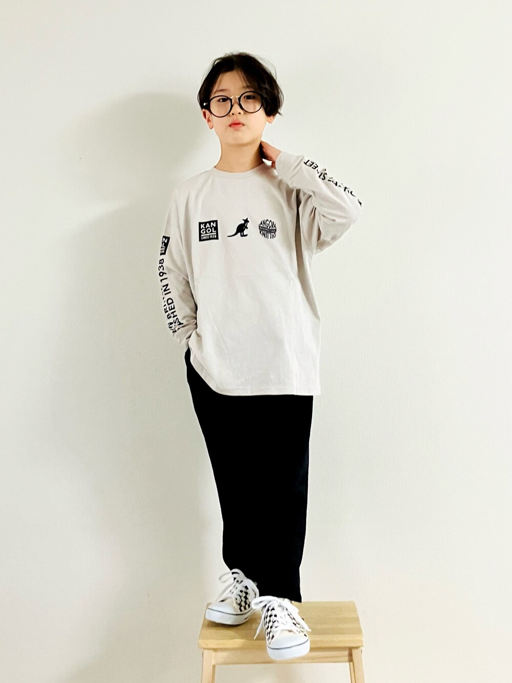 「プチプラコーデ、キッズファッション、シンフルコーデ、モノトーン、タックパンツ、テーパードパンツ、ロンT、春コーデ、春夏コーデ、小学生、通学コーデ、男の子コーデ、スニーカー」｜「KANGOL KIDSのKANGOL 別注袖プリントロングTシャツ（Tシャツ/カットソー、グレー系）」を使った、syun★さん（キッズ・131cm）の春コーディネートの1枚目の写真
