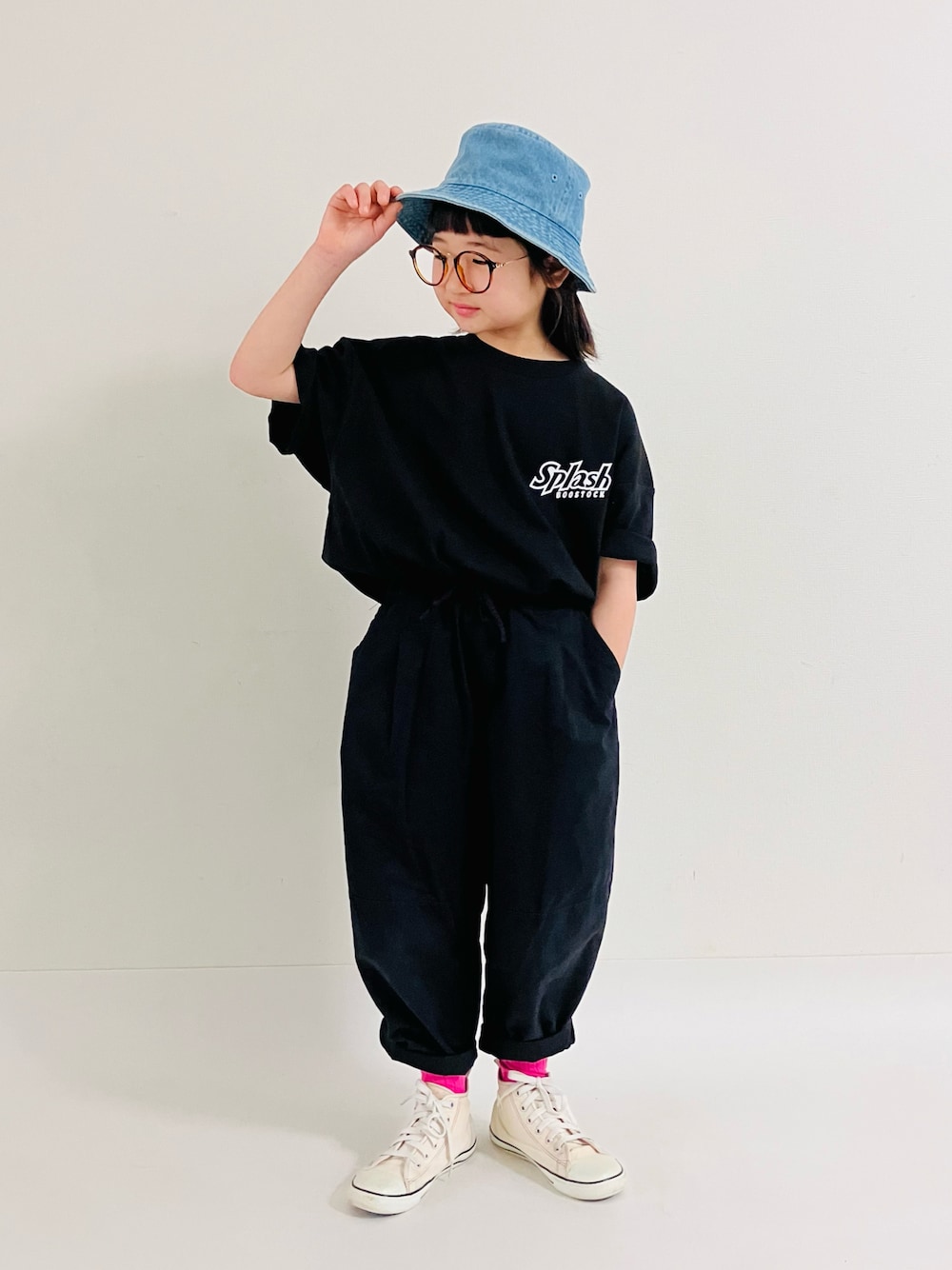 「春めき満開コーデ、モノトーン、デニムキャップ、コンバース、ワイドパンツ、カラーソックス」｜「LOWRYS FARMのウォッシュバケットＨＡＴ　 994382（ハット、ブルー系）」を使った、syun★さん（キッズ・133cm）の春コーディネートの1枚目の写真