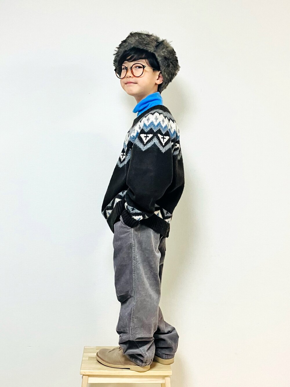 「休日スタイル、ロシアン帽、パイロットキャップ、コーデュロイ、コーデュロイパンツ、サロペット、スノーパンツ、ブーツ、冬コーデ、カーディガン、タートルネック、レイヤードスタイル、クリスマスに着たい服、クリスマス、クリスマスコーデ」｜「KRIFF MAYERのKids-Fake-Suede-Aviator-Cap（キャップ、ブラック系）」を使った、syun★さん（キッズ・130cm）の冬コーディネートの1枚目の写真