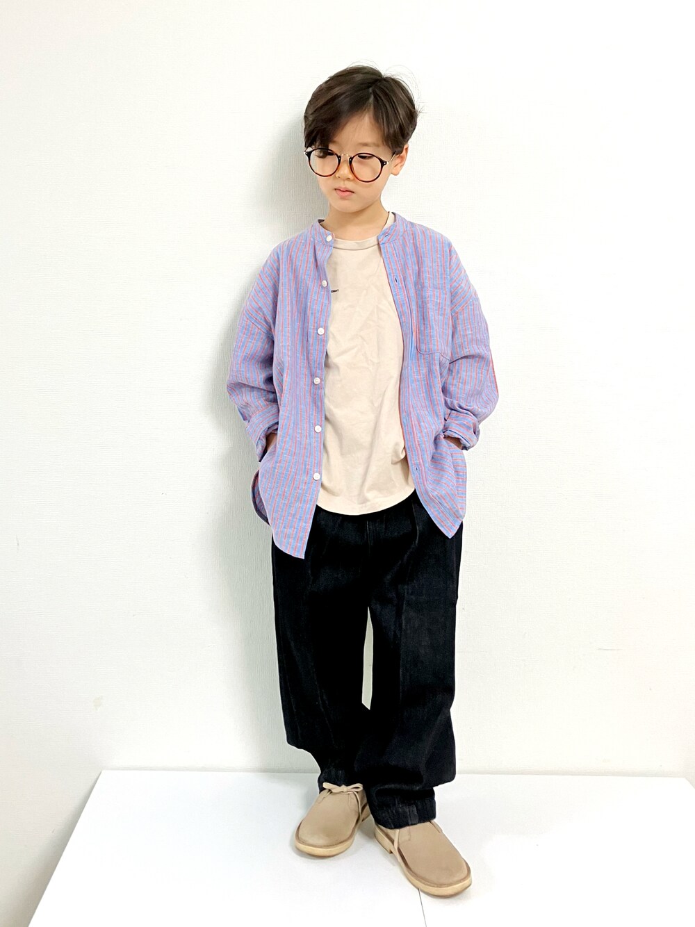 「シンプル、シンフルコーデ、デニムパンツ、シャツスタイル、ブーツ」｜「CIAOPANIC TYPYの【KIDS】リネンレーヨンストライプバンドカラーシャツ（シャツ/ブラウス、ブルー系）」を使った、syun★さん（キッズ・128cm）の秋コーディネートの1枚目の写真
