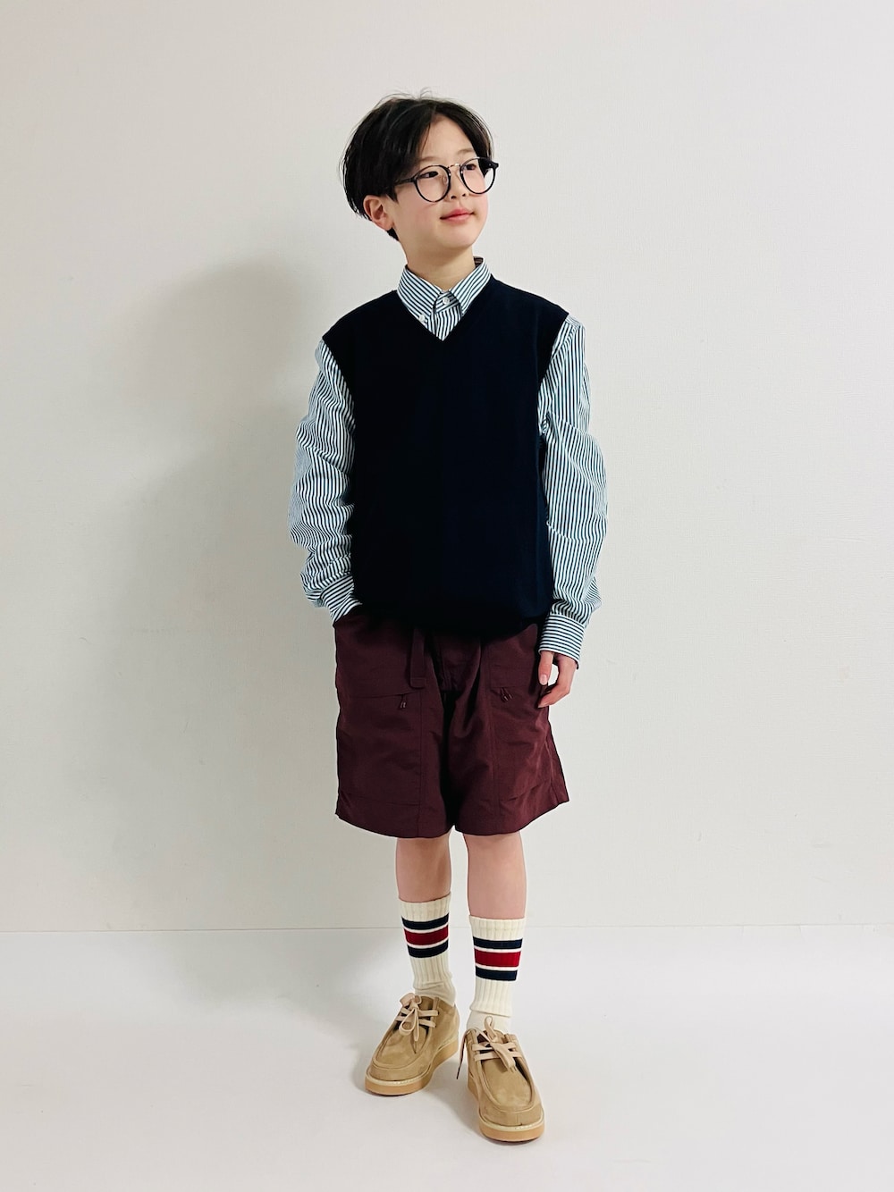 「ベスト、ハーフパンツ、メガネ男子、シャツスタイル、ブーツ、シンプルコーデ」｜「UNIQLOのアイテム（シャツ/ブラウス、グリーン系）」を使った、syun★さん（キッズ・141cm）の冬コーディネートの1枚目の写真
