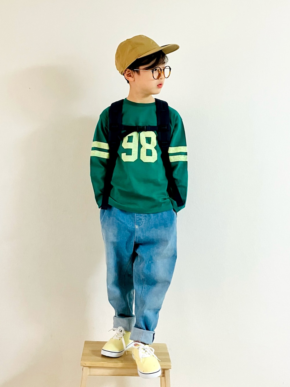 「春服デビュー宣言、男の子コーデ、ロンT、デニム、デニムパンツ、カラースニーカー、キャップ、めがね、バックパック、春服みてみて、春カラー、カジュアルコーデ」｜「NEW ERAの[ 別注 ][ ニューエラ ] NEW ERA SC 撥水 パッカブル キャップ（キャップ、ベージュ系）」を使った、syun★さん（キッズ・131cm）の春コーディネートの1枚目の写真