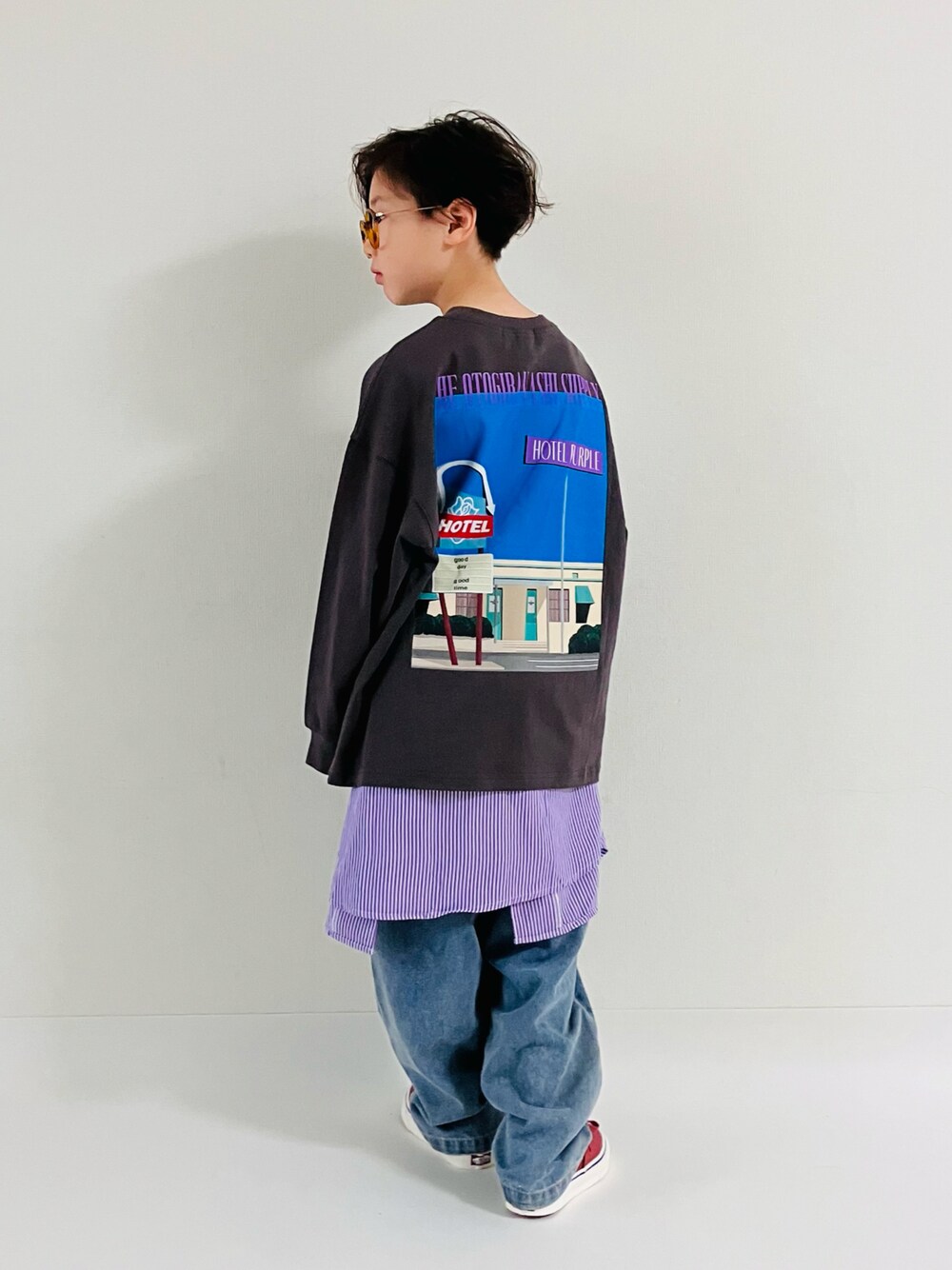 「カラー×コーデ、デニム、レイヤードスタイル、めがね、スニーカー、秋コーデ、秋冬コーデ、カラースニーカー、プチプラ、ロゴT、ロンT、秋服準備はじめました」｜「the_otogibanashi_supplyのアイテム（Tシャツ/カットソー、グレー系）」を使った、syun★さん（キッズ・135cm）の秋コーディネートの1枚目の写真