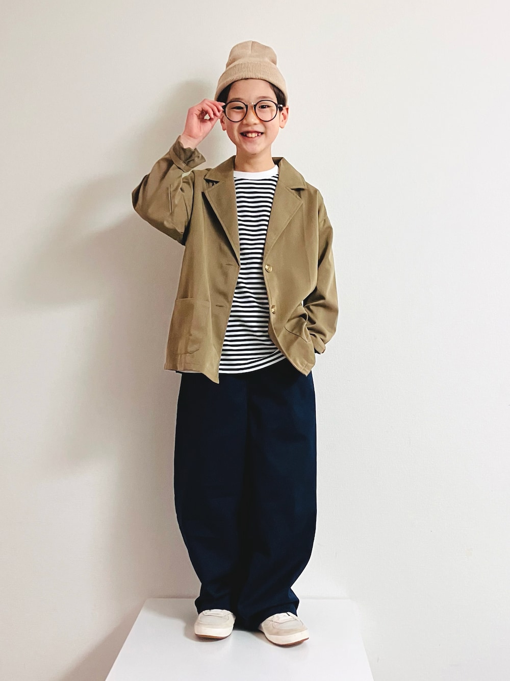 「春コーデ、カジュアルコーデ、シンプルコーデ、お出かけコーデ、レイヤードスタイル、プチプラ、夏コーデ」｜「UNIQLOのアイテム（Tシャツ/カットソー、ブラック系）」を使った、syun★さん（キッズ・138cm）の春コーディネートの1枚目の写真
