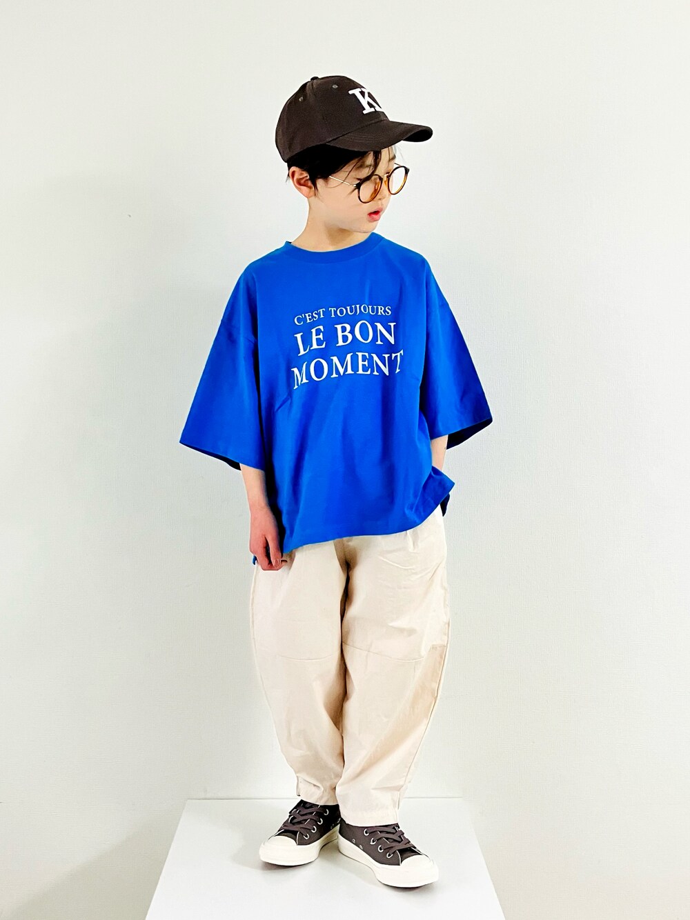 「シンプルコーデ、Tシャツ、カジュアル、夏コーデ、キャップ、コンバース、ワイドパンツ、カラーパンツ、めがね、バルーンパンツ、カラーシャツ、カラーTシャツ」｜「LOWRYS FARMのＵＳＡプリントＴシャツ　191122（Tシャツ/カットソー、ブルー系）」を使った、syun★さん（キッズ・135cm）の春コーディネートの1枚目の写真