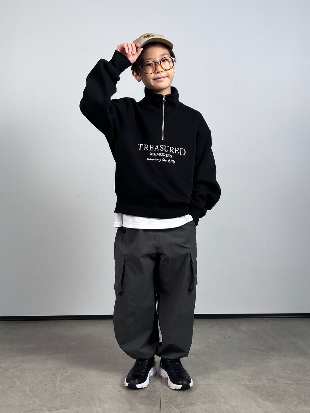 「秋服準備はじめました、レイヤードスタイル、カーゴジョガーパンツ、グレー、ショート丈トップス、スウェット、めがね、キャップ、ストリート、ダンスコーデ」｜「GUのアイテム（キャップ、ベージュ系）」を使った、syun★さん（キッズ・140cm）の夏コーディネートの1枚目の写真