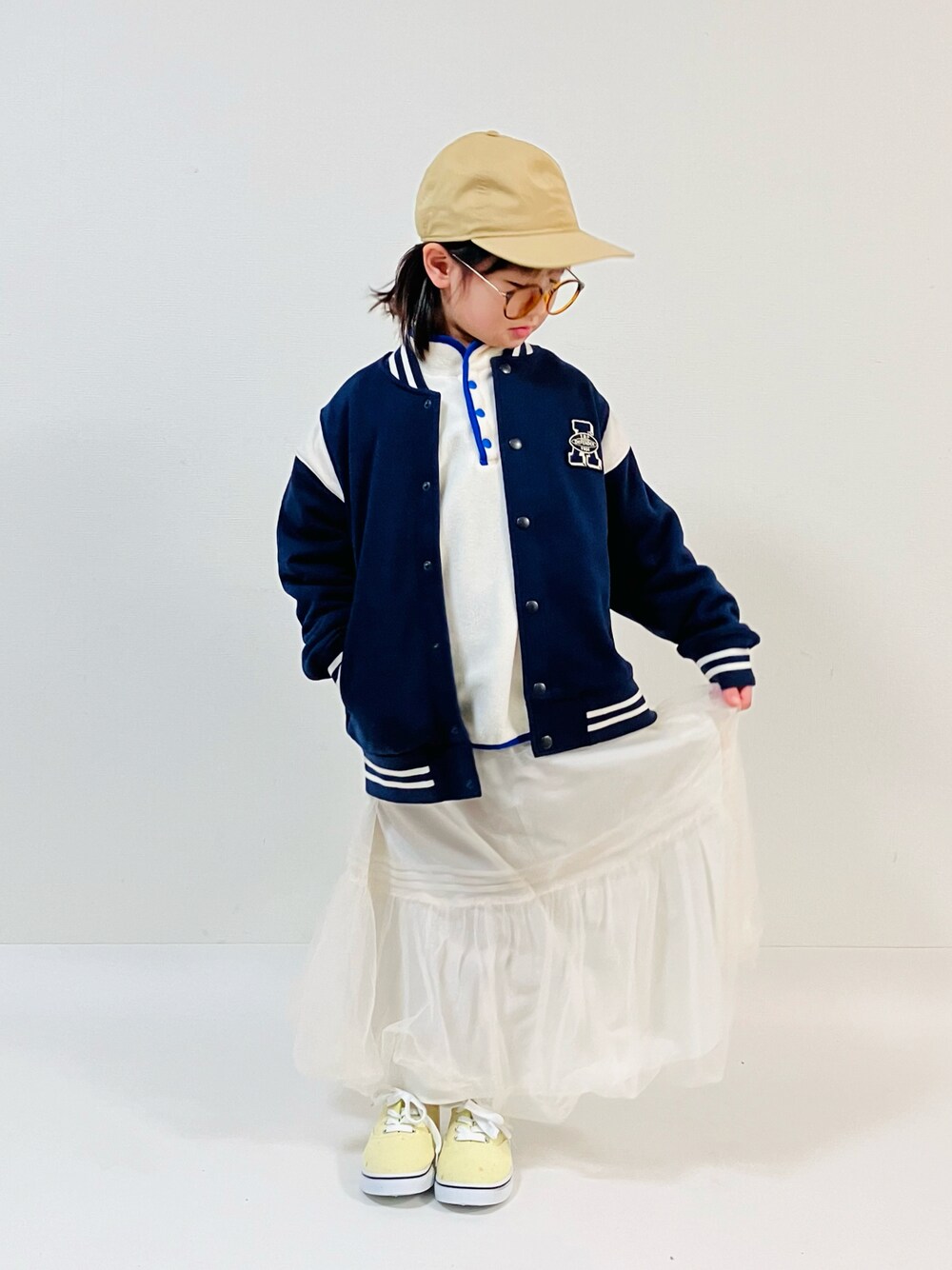 「冬を彩る色いろコーデ、めがね、スタジャン、フリース、ロングスカート、スカート、キャップ、冬コーデ、冬春コーデ、レイヤードスタイル」｜「NEW ERAの[ 別注 ][ ニューエラ ] NEW ERA SC 撥水 パッカブル キャップ（キャップ、ベージュ系）」を使った、syun★さん（キッズ・136cm）の冬コーディネートの1枚目の写真