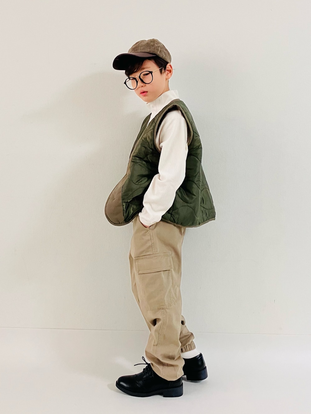 「重ね着ベストシーズン、コーデュロイ、キャップ、めがね、ローファー、ユニクロ、UNIQLO、タートルネック、カジュアルコーデ、レイヤードスタイル、ベスト、ベストコーデ、お出かけコーデ」｜「the_otogibanashi_supplyのアイテム（ノーカラージャケット、グリーン系）」を使った、syun★さん（キッズ・135cm）の秋コーディネートの1枚目の写真