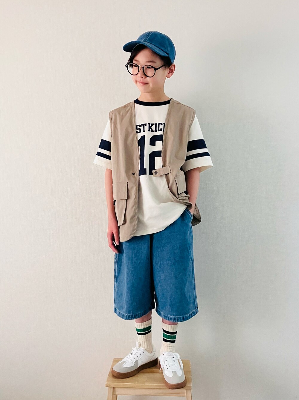 「アメカジ、ベスト、Tシャツ、ハーフパンツ、スニーカー、キャップ、めがね、レイヤードスタイル、UNIQLO、夏だ！Tシャツ着よう！、小学生、初夏コーデ」｜「UNIQLOのアイテム（キャップ、ブルー系）」を使った、syun★さん（キッズ・141cm）の夏コーディネートの1枚目の写真