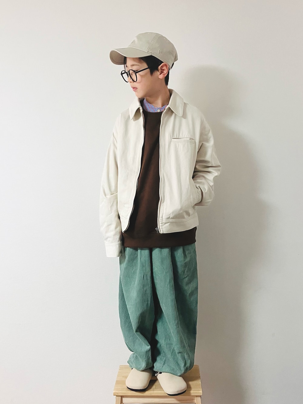 「淡色コーデ、キャップ、コーデュロイ、ジャケット、めがね、ワイドパンツ」｜「NEW ERAの【別注】＜NEW ERA (ニューエラ)＞MLB キャップ2（キャップ、ベージュ系）」を使った、syun★さん（キッズ・140cm）の冬コーディネートの1枚目の写真