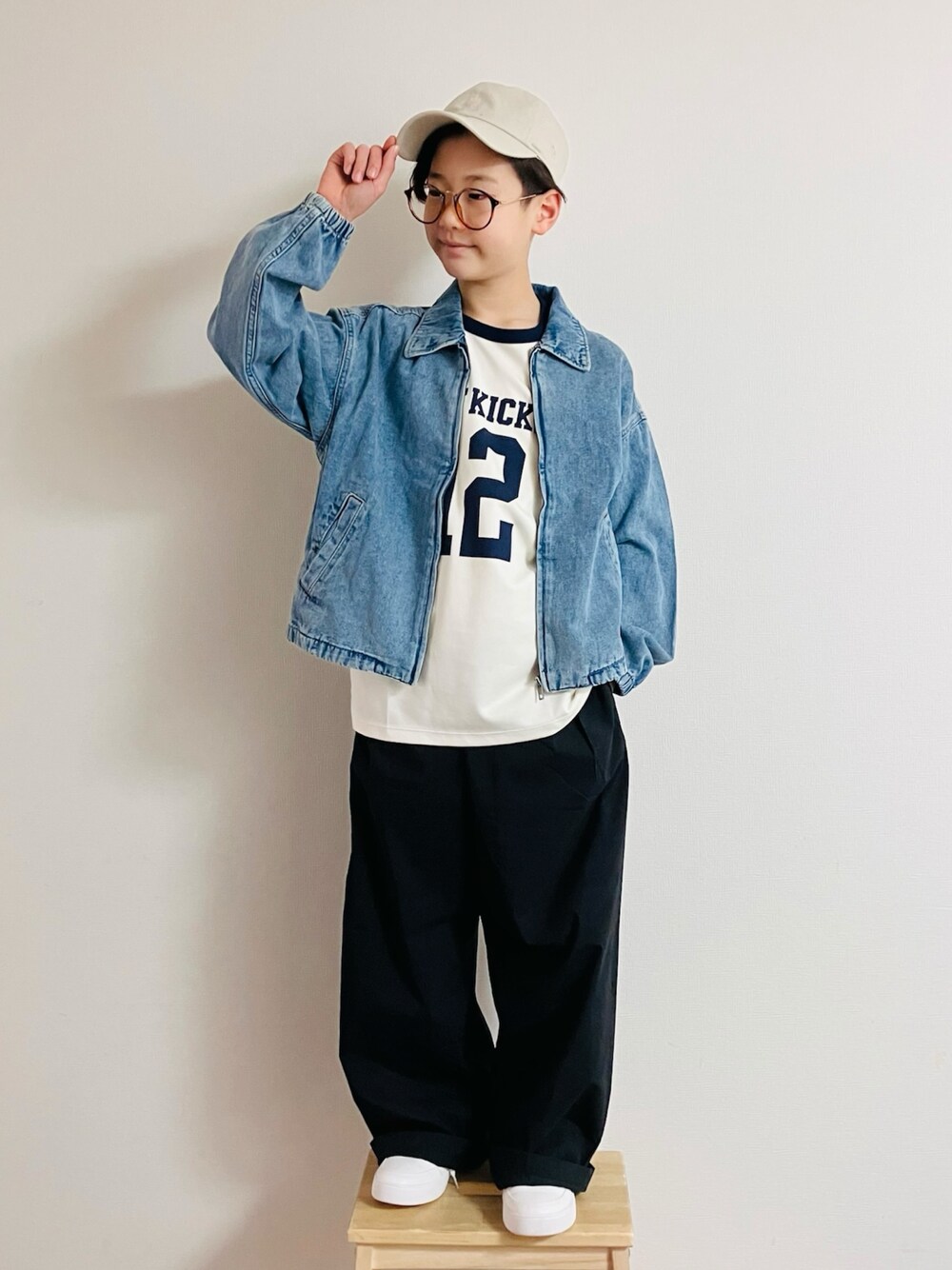 「春めき満開コーデ、ジャケット、デニムジャケット、ワイドパンツ、スニーカー、めがね、Tシャツ、キャップ」｜「NEW ERAの【別注】＜NEW ERA (ニューエラ)＞MLB キャップ2（キャップ、ベージュ系）」を使った、syun★さん（キッズ・133cm）の春コーディネートの1枚目の写真