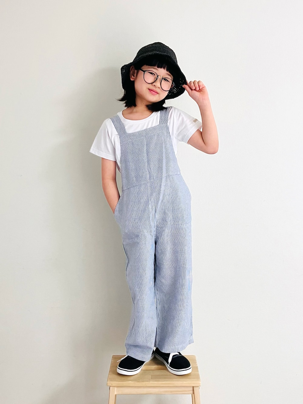「最近のいい感じコーデ、ストライプ、ハット、麦わら帽子、スニーカー、Tシャツ、シンプルコーデ、サロペット、めがね」｜「UNIQLOのアイテム（ハット、ブラック系）」を使った、syun★さん（キッズ・133cm）の春コーディネートの1枚目の写真