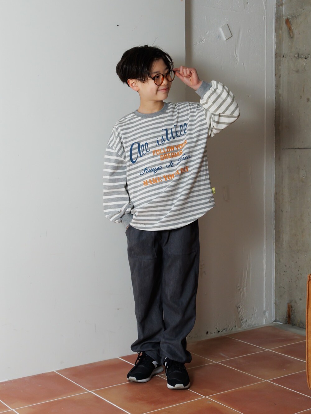 ブラック系のスニーカー、グリーン系のTシャツ/カットソーを着用したキッズの夏コーディネートの1枚目の写真