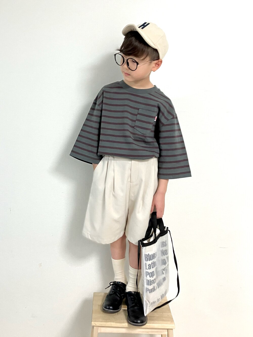 ベージュ系のTシャツ/カットソー、ホワイト系のその他パンツ、ブラック系のローファーを着用したキッズの夏コーディネートの1枚目の写真