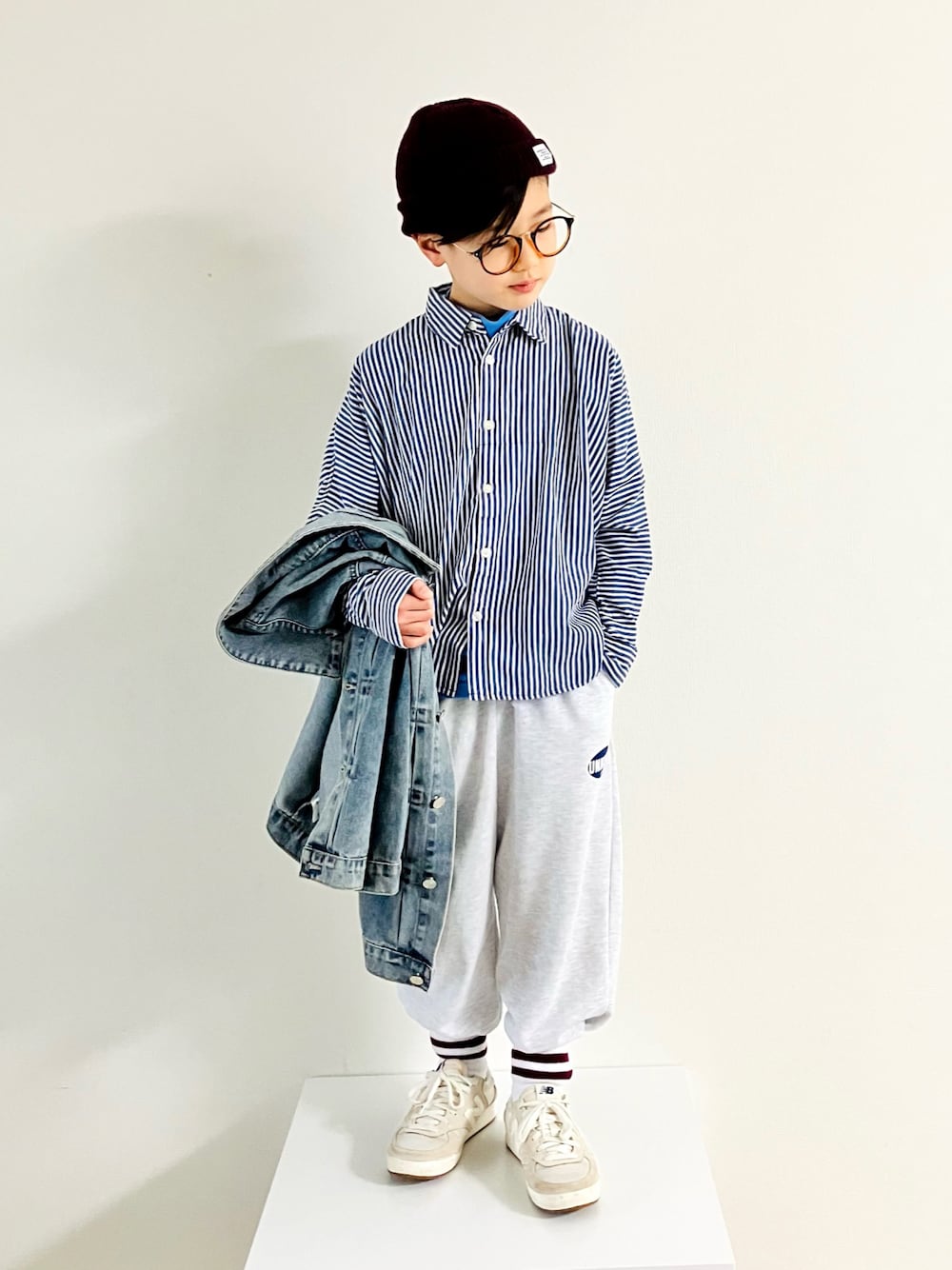 「春アウター、デニム、スウェット、ニューバランス、シャツ、春夏コーデ、シャツスタイル」｜「AZUL by moussyのカラーリブワッチ（ニットキャップ/ビーニー、レッド系）」を使った、syun★さん（キッズ・131cm）の春コーディネートの1枚目の写真