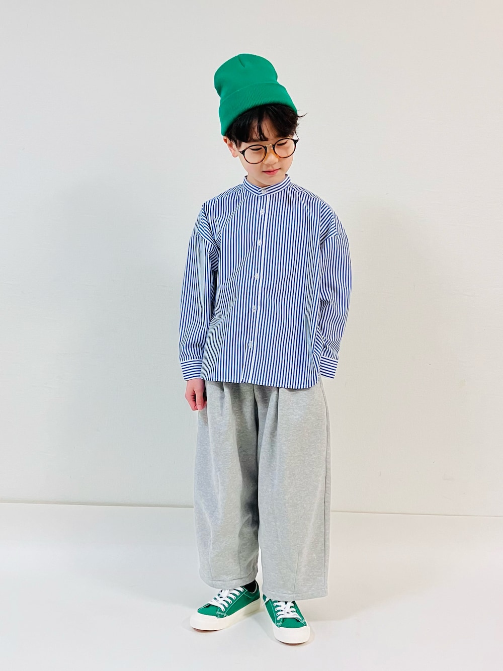 「スウエット、スウェットパンツ、シンプルコーデ、ストライプシャツ、デートコーデ、ニット、めがね」｜「CIAOPANIC TYPYの【KIDS】バンドカラーストライプシャツ（シャツ/ブラウス、ブルー系）」を使った、syun★さん（キッズ・136cm）の冬コーディネートの1枚目の写真