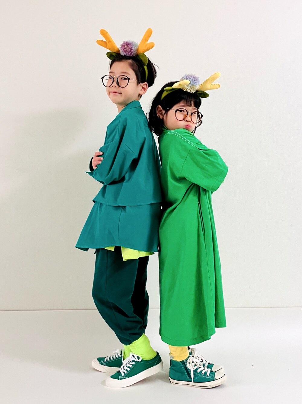 「緑、ロングスカート、タートルネック、グリーン、ワントーンコーデ、めがね」｜「the_otogibanashi_supplyのアイテム（シャツ/ブラウス、グリーン系）」を使った、syun★さん（キッズ・136cm）の冬コーディネートの1枚目の写真