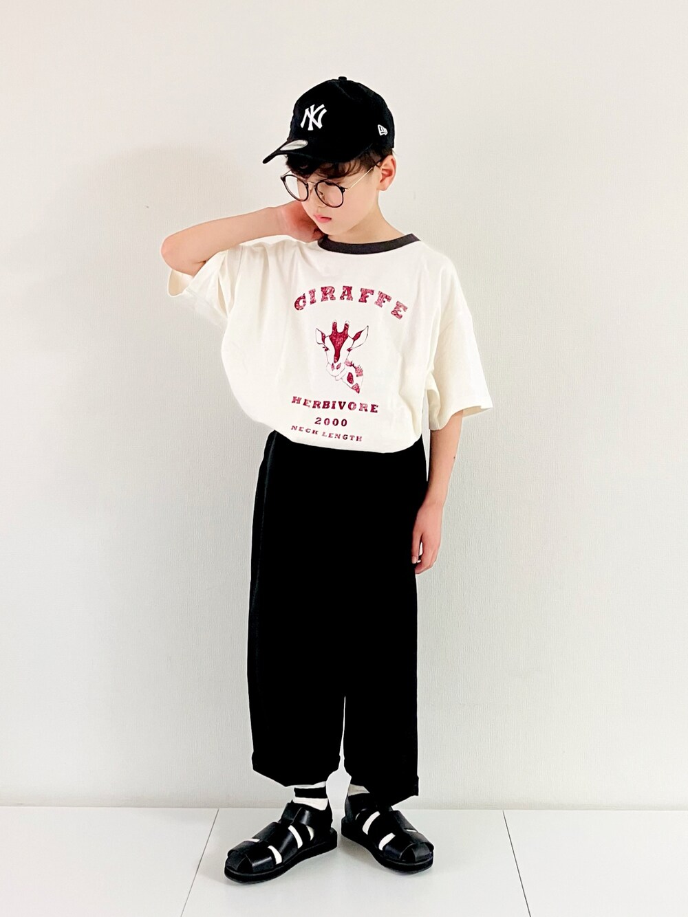 「このスタイルがお気に入り、タックイン、シンフルコーデ、グルカサンダル、サンダル、Tシャツ、夏コーデ、モノトーン、キャップ」｜「NEW ERAの【NEW ERA】キッズ Child 9TWENTY MLB [BSC]（キャップ、ブラック系）」を使った、syun★さん（キッズ・135cm）の夏コーディネートの1枚目の写真