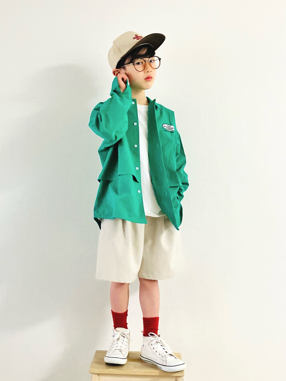 「春服デビュー宣言、春服、カラーシャツ、ハーフパンツ、ハイカットスニーカー、カラーソックス、シンプルコーデ、コンバース」｜「the_otogibanashi_supplyのアイテム（キャップ、ベージュ系）」を使った、syun★さん（キッズ・131cm）の春コーディネートの1枚目の写真