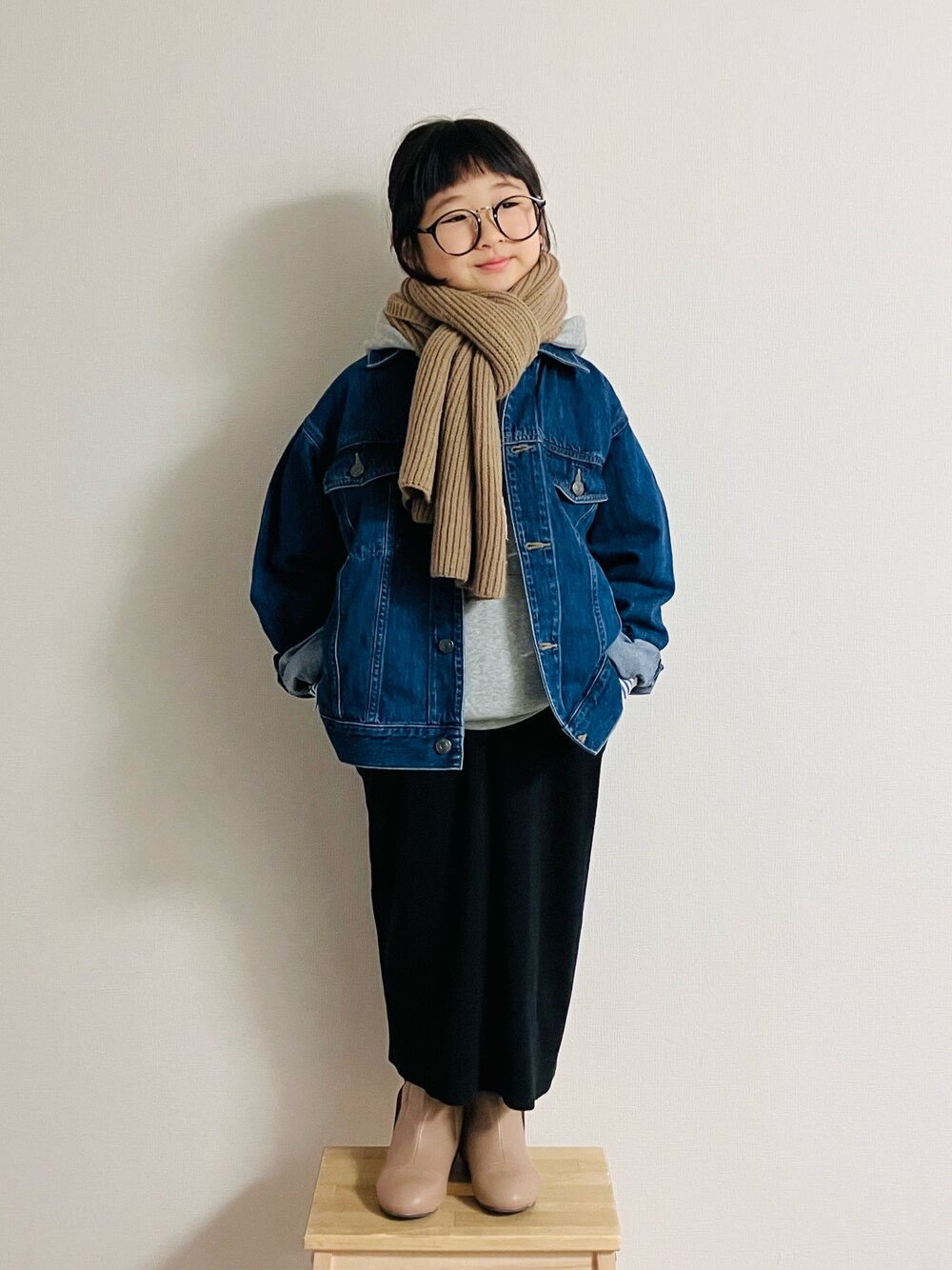 「マフラーぐるぐる、ロングスカート、デニムジャケット、スウエット、ブーツ、めがね」｜「Bifrostのリブニットマフラー（マフラー、ブラウン系）」を使った、syun★さん（キッズ・140cm）の冬コーディネートの1枚目の写真
