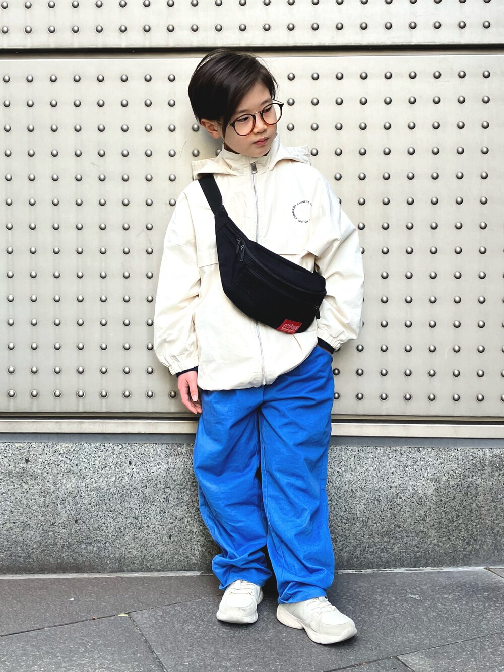 「カジュアルコーデ、ライトアウター、スニーカー、シューズ、ショルダーバッグ、バッグ、男の子、おうちファッション、小学生、カラーパンツ、春色、韓国子供服、ジャケット」｜「hapicoco_closetのアイテム（マウンテンパーカー、ホワイト系）」を使った、syun★さん（キッズ・131cm）の冬コーディネートの1枚目の写真