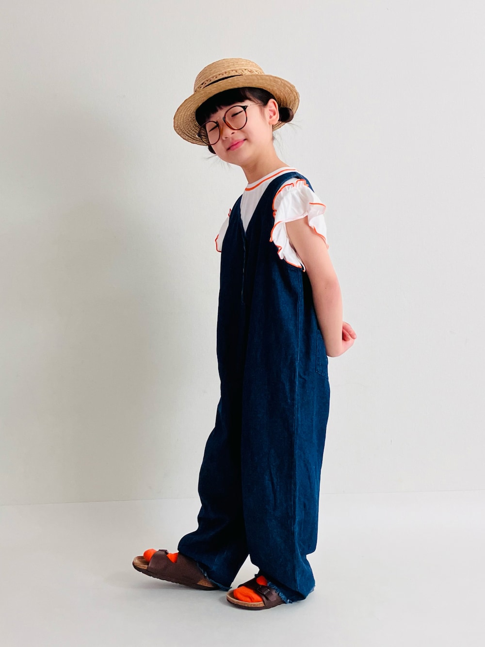 「カンカン帽、フリルトップス、フリル、フリルTシャツ、オーバーオール、サロペット、夏コーデ、サンダルに靴下、サンダル、カラーソックス」｜「JAM & LINKの袖フリルTシャツ（Tシャツ/カットソー、ホワイト系）」を使った、syun★さん（キッズ・138cm）の春コーディネートの1枚目の写真