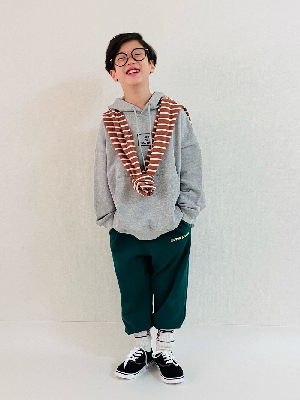 「ビッグシルエット、レイヤードスタイル、ワイドパンツ、かたかけ、スウェット、めがね、重ね着ベストシーズン、ストリート、秋コーデ、スウエット、秋冬コーデ、お出かけコーデ、レイヤード」｜「UNIQLOのアイテム（Tシャツ/カットソー、ベージュ系）」を使った、syun★さん（キッズ・135cm）の秋コーディネートの1枚目の写真