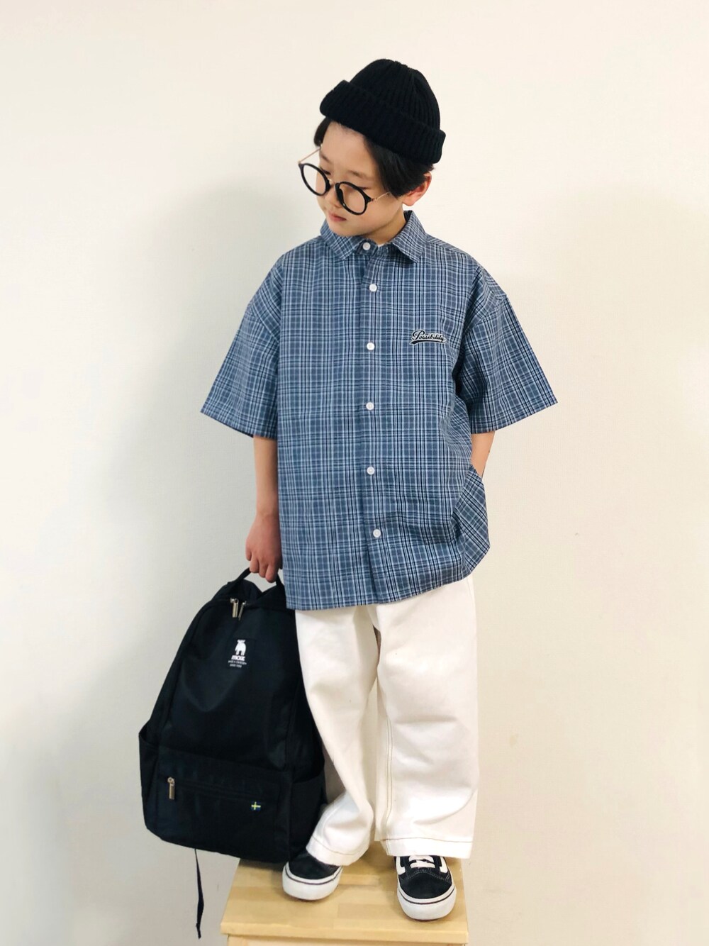 グレー系のシャツ/ブラウス、ホワイト系のデニムパンツ、ブラック系のスニーカーを着用したキッズの春コーディネートの1枚目の写真
