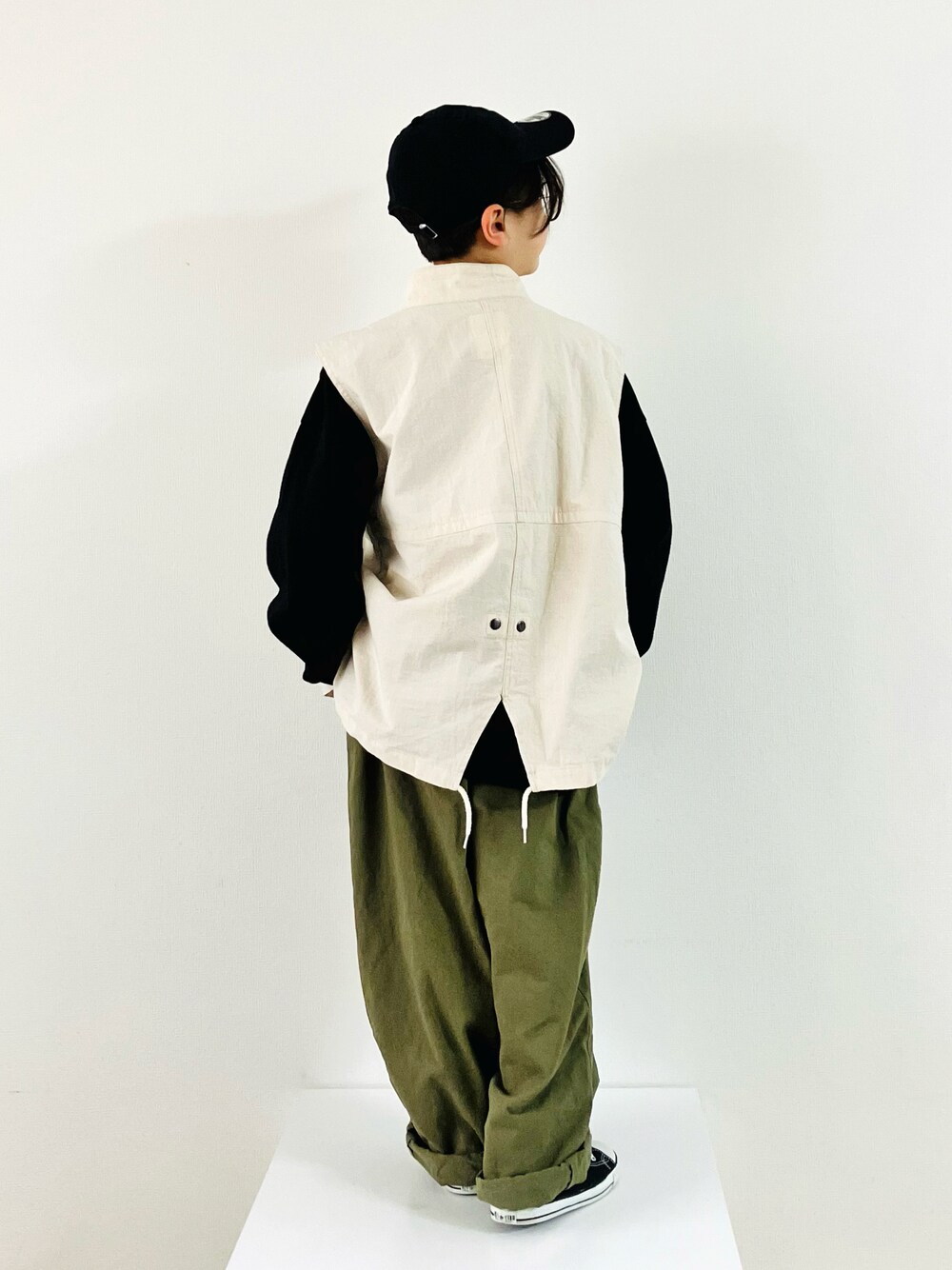 「シンプルコーデ、ロゴT、ロンT、オーバーサイズ、ワイドパンツ、ベスト、カラーパンツ、キャップ、休日スタイル、めがね、いまどきジャケット写真、春コーデ」｜「NEW ERAの【NEW ERA】キッズ Child 9TWENTY MLB [BSC]（キャップ、ブラック系）」を使った、syun★さん（キッズ・131cm）の春コーディネートの1枚目の写真