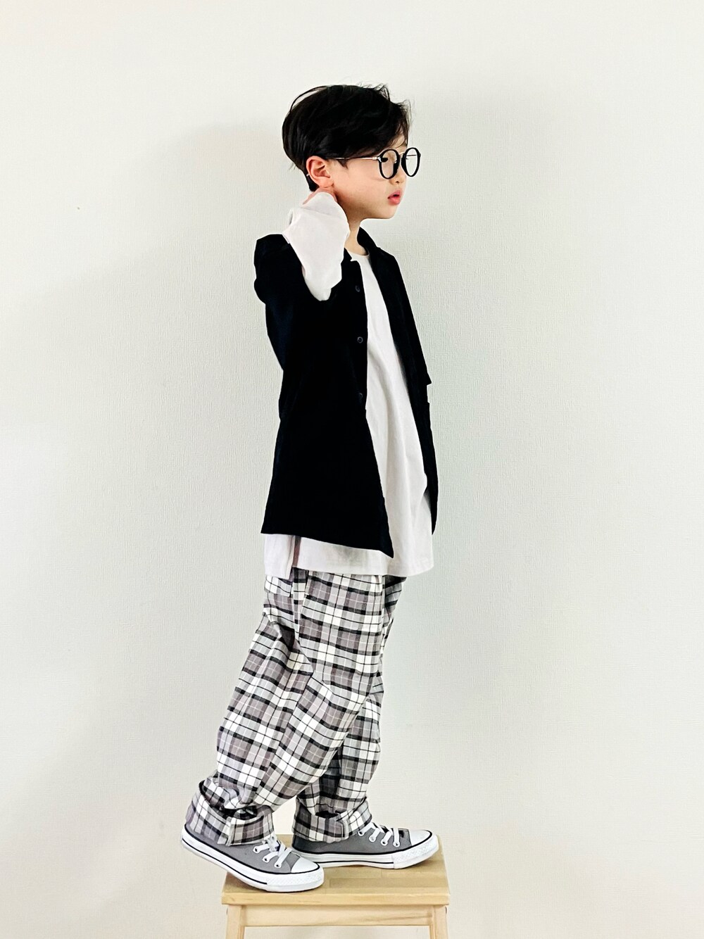 「春服デビュー宣言、キッズファッション、レイヤードスタイル、チェックパンツ、男の子コーデ、シンフルコーデ、コンバース、あわいろコーデ、淡い色コーデ」｜「GLAZOSのオックスストレッチ・オープンカラー半袖シャツ【セットアップ対応】（シャツ/ブラウス、ブラック系）」を使った、syun★さん（キッズ・131cm）の春コーディネートの1枚目の写真