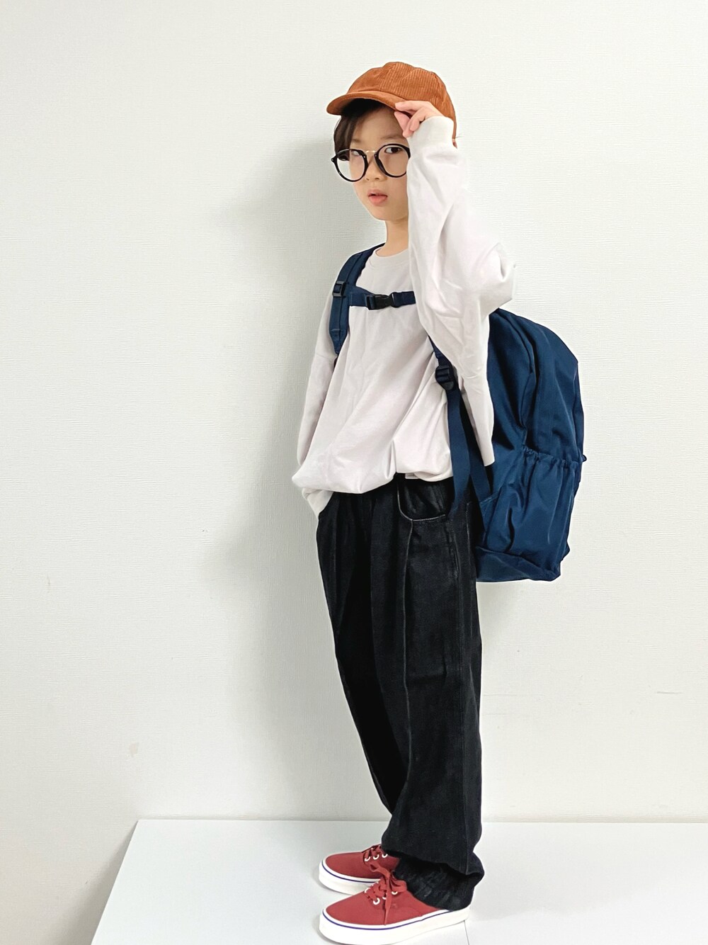 「キッズコーデ、モノトーン、モード、モードストリート、休日スタイル、秋服準備はじめました、ブラックデニム、ブラックワイドパンツ」｜「the_otogibanashi_supplyのアイテム（Tシャツ/カットソー、グレー系）」を使った、syun★さん（キッズ・128cm）の秋コーディネートの1枚目の写真