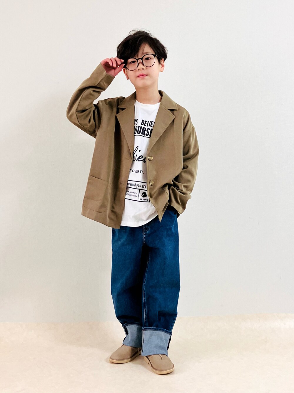 「カジュアル、春色、チョコ色に染まれ、デニムパンツ、ジャケット、ジャケットスタイル、ロンT、ブーツ、春コーデ、お出かけコーデ、オーバーサイズ、きれいめカジュアル、めがね」｜「pairmanonのスーツ風長袖フォーマルセットアップ（セットアップ、ブラウン系）」を使った、syun★さん（キッズ・136cm）の冬コーディネートの1枚目の写真