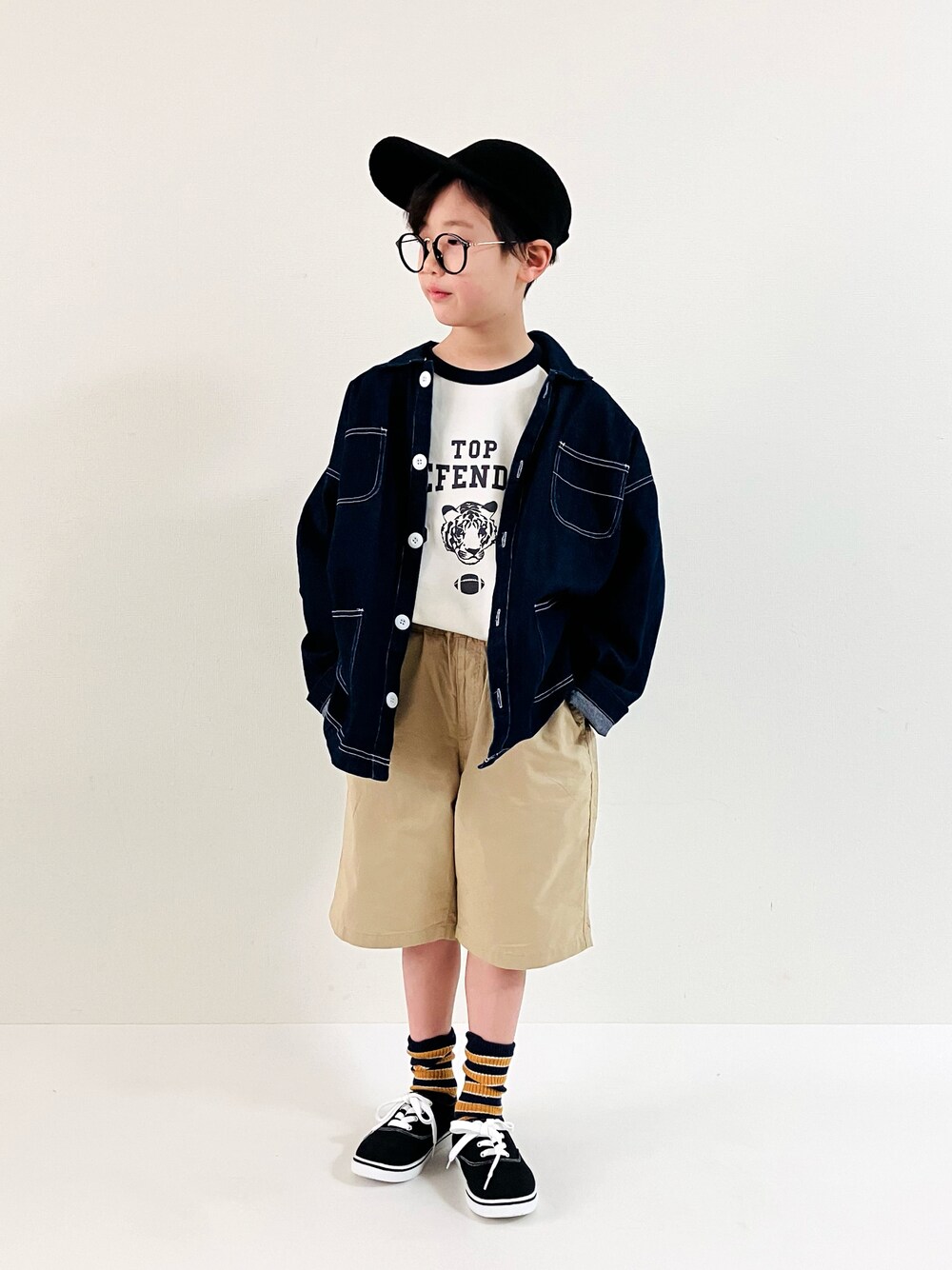 「シンフルコーデ、春コーデ、ハーフパンツ、デニム、デニムジャケット、キャップ、めがね、ストリート、ロゴT、カラーソックス」｜「UNIQLOのアイテム（キャップ、ブラック系）」を使った、syun★さん（キッズ・136cm）の冬コーディネートの1枚目の写真