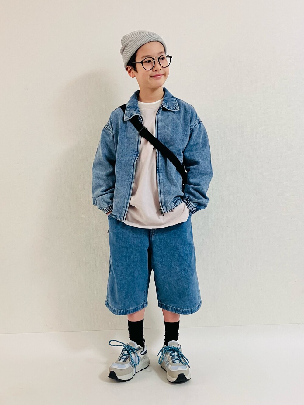 「デニム、ハーフパンツ、ビーニー、春コーデ、めがね、スニーカー」｜「CIAOPANIC TYPYの【KIDS】カラーリブビーニー（ニットキャップ/ビーニー、グレー系）」を使った、syun★さん（キッズ・140cm）の冬コーディネートの1枚目の写真