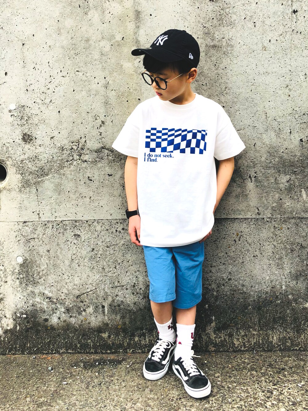 ブラック系のスニーカー、ブルー系のその他パンツ、ホワイト系のTシャツ/カットソーを着用したキッズの春コーディネートの1枚目の写真