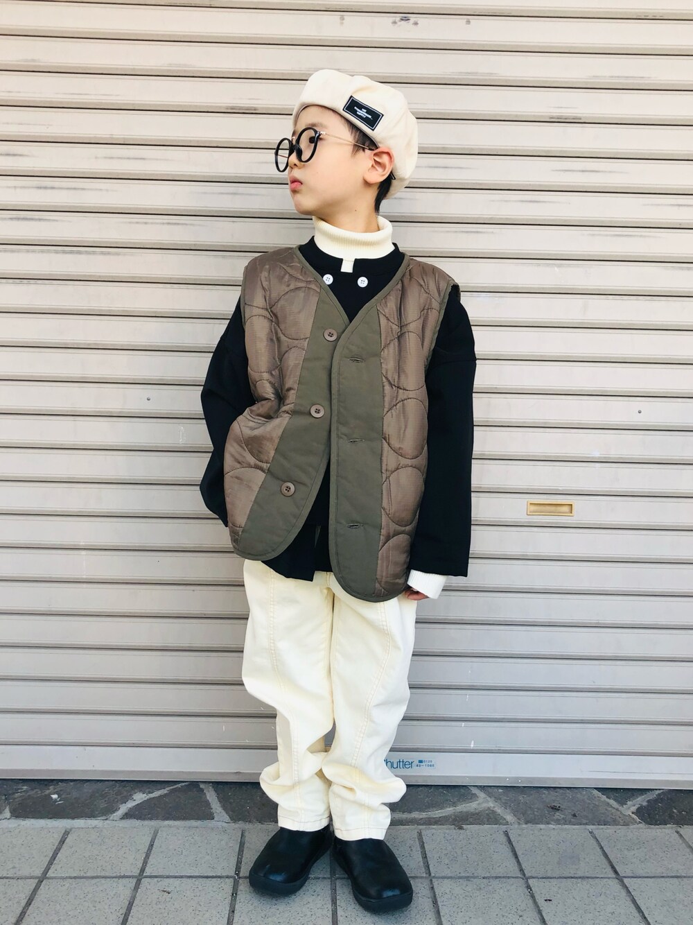 「ニット、ブーツ、セーター、ベレー帽、タートルネック、休日スタイル、キッズコーデ、ホワイトパンツ、キルティングジャケット、モックネック、未来のWEARISTAプロジェクト、モード、めがね」｜「the_otogibanashi_supplyのアイテム（ハンチング/ベレー帽、ブラック系）」を使った、syun★さん（キッズ・120cm）の秋コーディネートの1枚目の写真