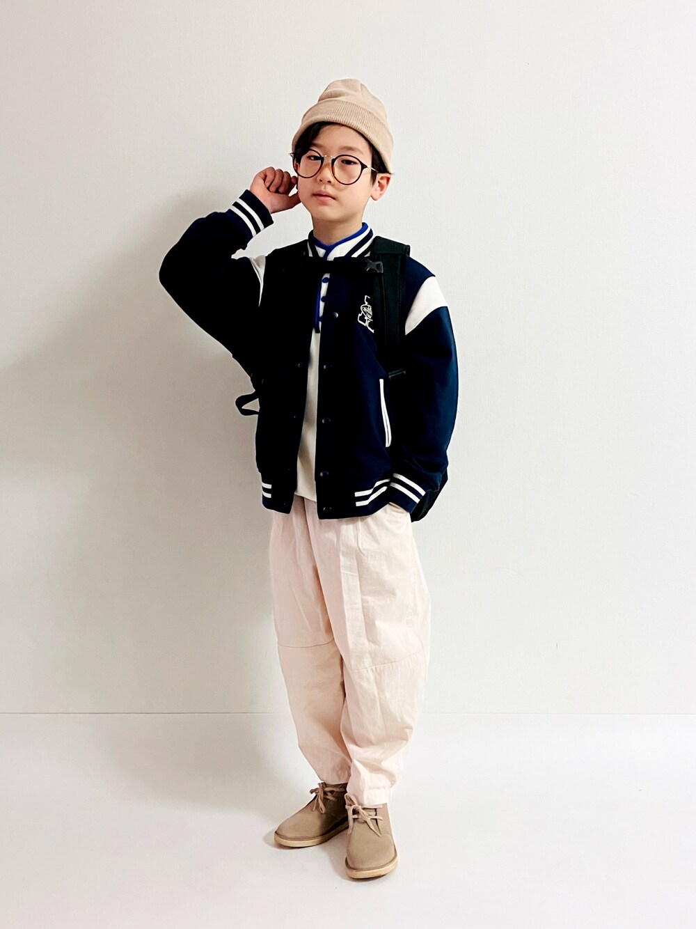 「冬コーデ、スタジャン、冬春コーデ、ホワイトパンツ、ブーツ、めがね、ニットキャップ、バックパック」｜「UNIQLOのアイテム（スタジャン、ブルー系）」を使った、syun★さん（キッズ・136cm）の冬コーディネートの1枚目の写真