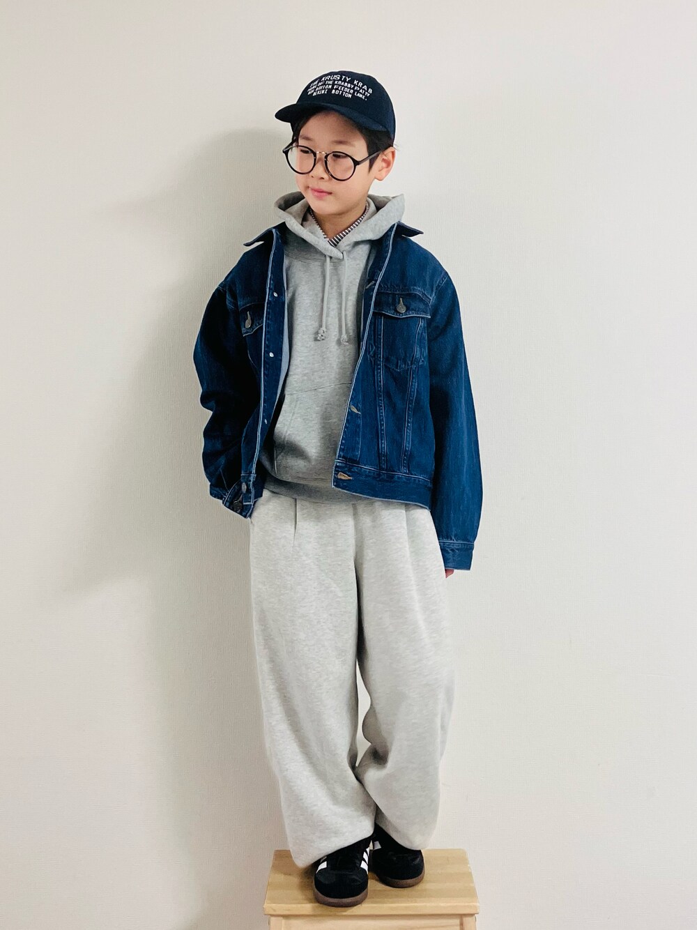 「ワイドパンツ、レイヤードスタイル、スウェット、デニム、ボア、プチプラ、スニーカー、ストリート、ラフコーデ」｜「UNIQLOのアイテム（キャップ、ブルー系）」を使った、syun★さん（キッズ・140cm）の冬コーディネートの1枚目の写真