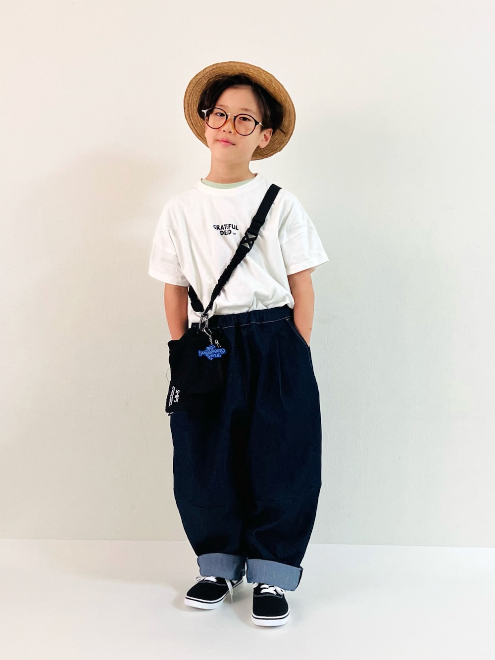 「デニム、タックイン、カンカン帽、むぎわら帽子、ロゴT、めがね、夏コーデ、Tシャツ、おでかけコーデ、カジュアルコーデ、カジュアル、ゆったりパンツ、夏セールで買いました」｜「古着のアイテム（帽子、ベージュ系）」を使った、syun★さん（キッズ・135cm）の夏コーディネートの1枚目の写真
