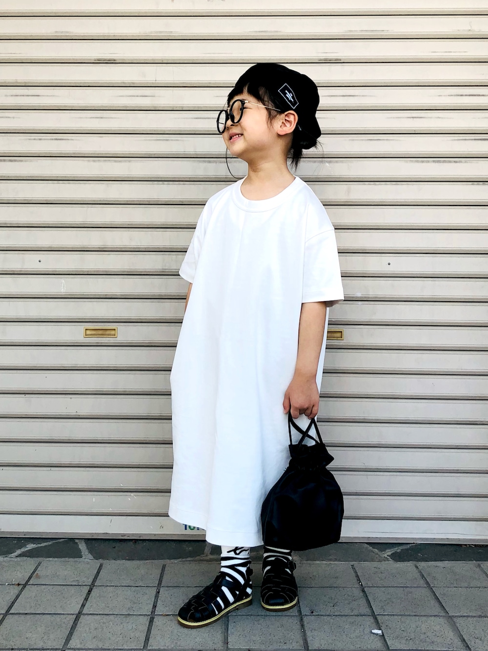 「ごきげんウィーク、ベレー帽、シャツワンピ、Tシャツワンピ、ボーダー、巾着バッグ、グルカサンダル、休日スタイル、ゆるコーデ、休日コーデ、プチプラ、夏コーデ、モノトーン、シンフルコーデ、Tシャツワンピース」｜「the_otogibanashi_supplyのアイテム（ハンチング/ベレー帽、ブラック系）」を使った、syun★さん（キッズ・120cm）の春コーディネートの1枚目の写真