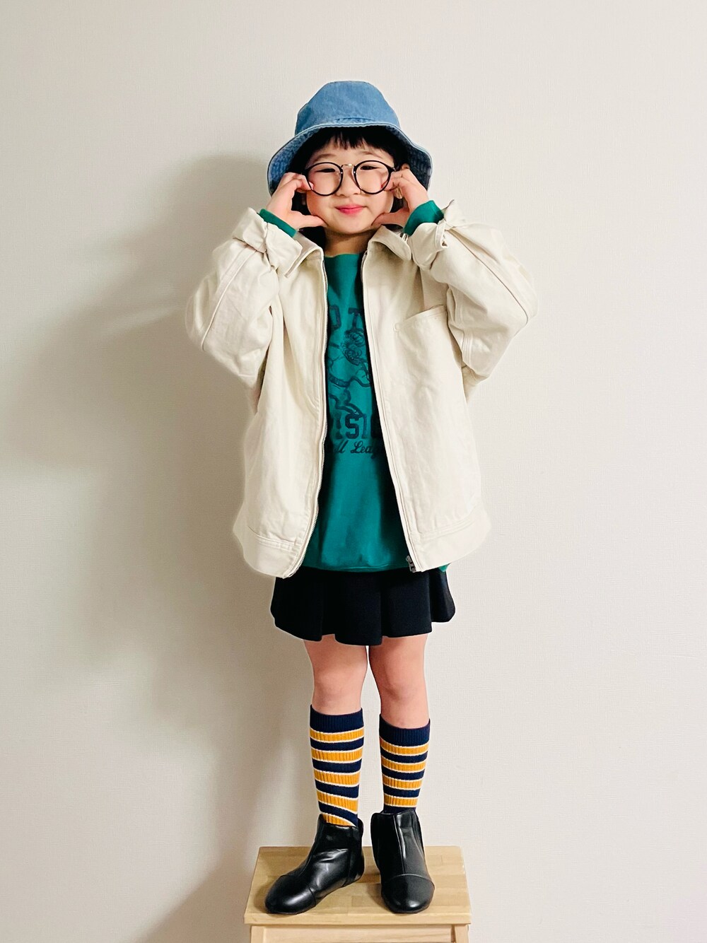 「プチプラ、スウェット、スカート、めがね、アウター、スポーツミックス」｜「LOWRYS FARMのウォッシュバケットＨＡＴ　 994382（ハット、ブルー系）」を使った、syun★さん（キッズ・140cm）の冬コーディネートの1枚目の写真