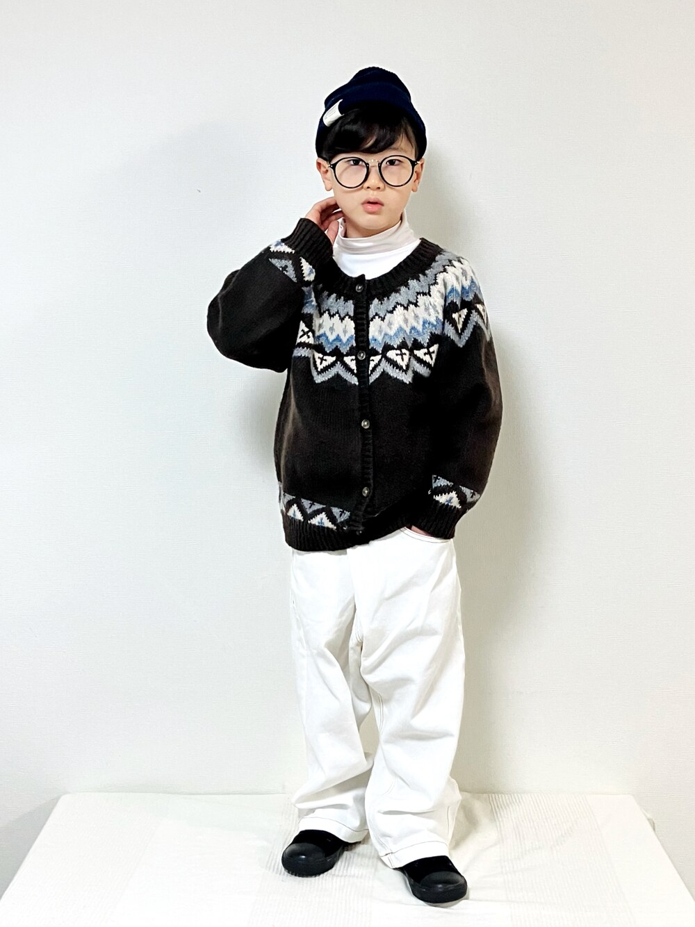 「男の子コーデ、ニット、セーター、カウチンセーター、ニットカーディガン、ホワイトパンツ、タートルネック、ニット帽、カジュアルコーデ、レイヤードスタイル」｜「CIAOPANIC TYPYの【KIDS】ニットキャップ（ニットキャップ/ビーニー、ブルー系）」を使った、syun★さん（キッズ・130cm）の秋コーディネートの1枚目の写真
