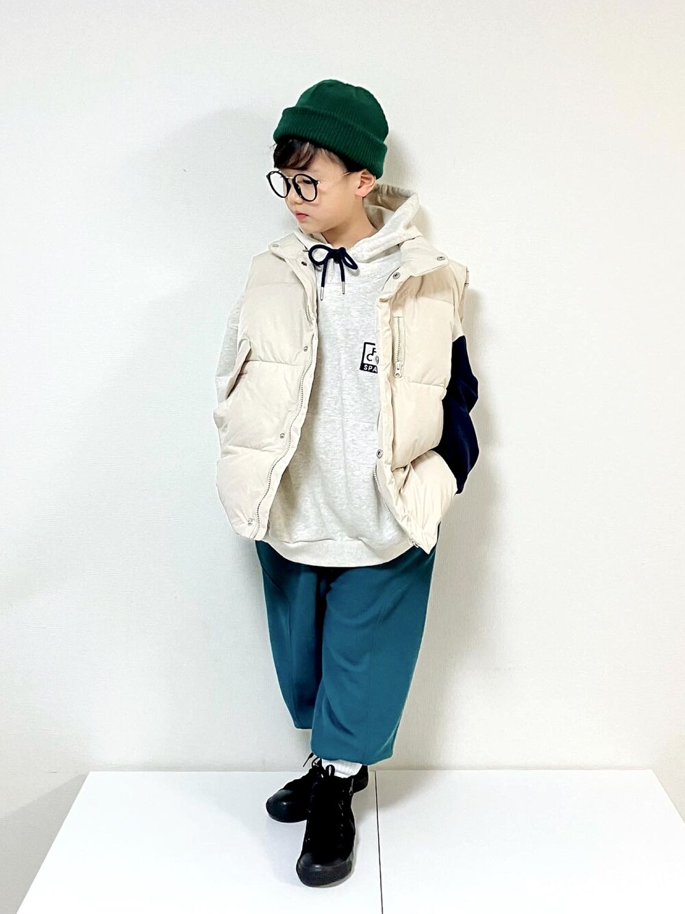 「クリスマスに着たい服、シンプルコーデ、ベスト、ニット帽、キッズコーデ、ビッグシルエット、男の子コーデ、レイヤードスタイル、休日スタイル、クリスマスコーデ、冬コーデ、ジュニアコーデ、小学生」｜「3coinsのアイテム（ニットキャップ/ビーニー、オレンジ系）」を使った、syun★さん（キッズ・130cm）の冬コーディネートの1枚目の写真