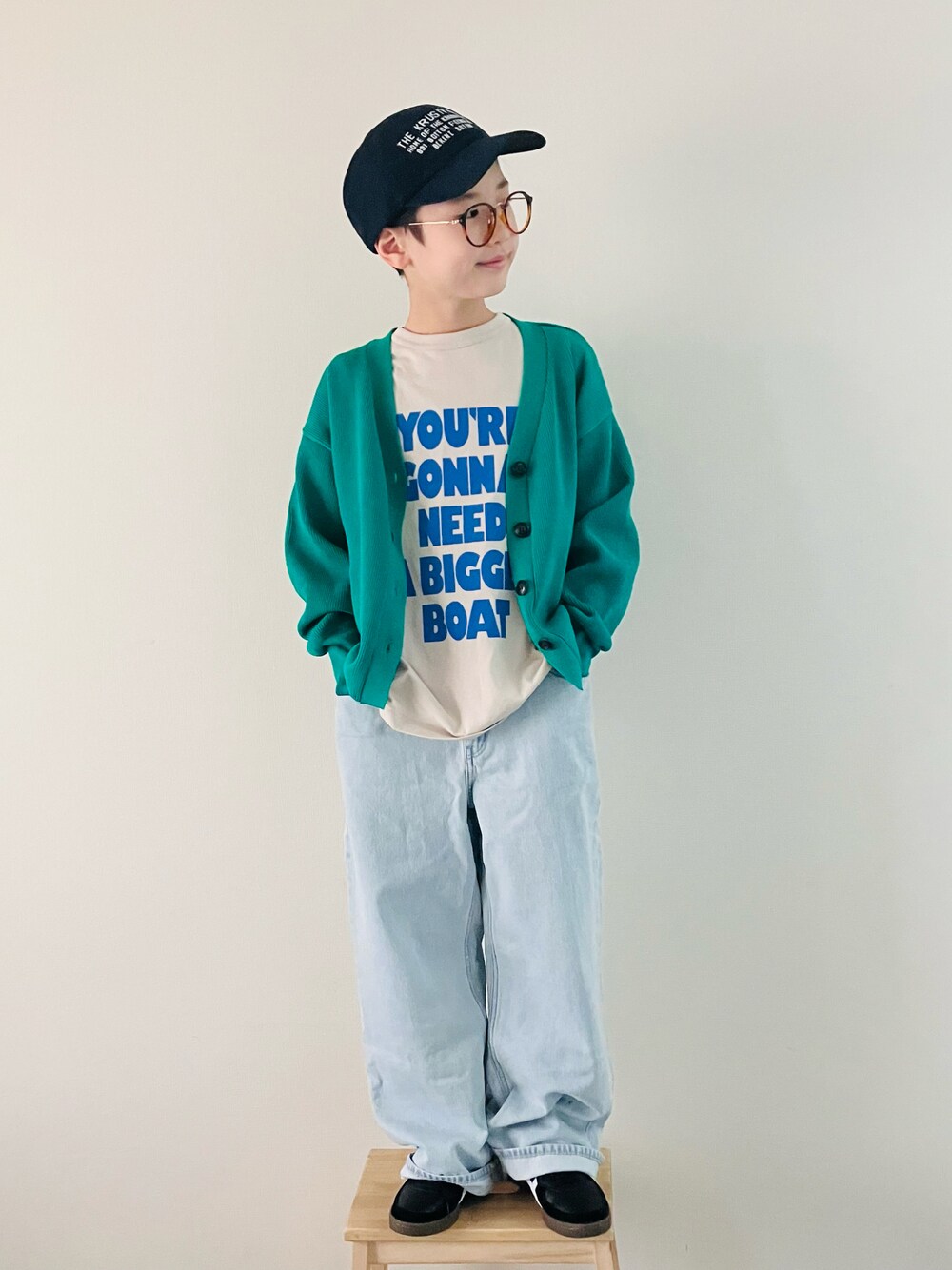 「カーディガン、春コーデ、春色、デニム、キャップ、めがね、スニーカー、カジュアル、カジュアルコーデ、休日コーデ」｜「UNIQLOのアイテム（キャップ、ブルー系）」を使った、syun★さん（キッズ・133cm）の春コーディネートの1枚目の写真