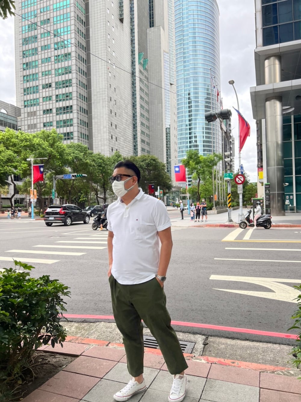 「Ray-Banのアイテム（メガネ、ブラック系）」を使った、taiwanshowさん（メンズ・172cm）の秋コーディネートの1枚目の写真