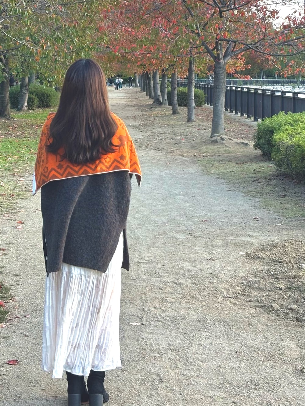 「最近のいい感じコーデ、秋服、お洒落さんとつながりたい、秋冬コーデ、重ね着、ブーツスタイル、ニット/セーター、低身長女子、ワンピース、ライブ参戦コーデ」｜「Kastaneの【低身長向けサイズあり】シアージャガードレースノースリワンピース（ワンピース、ホワイト系）」を使った、𝐒𝐡𝐢𝐡𝐨さん（レディース・150cm）の秋コーディネートの1枚目の写真