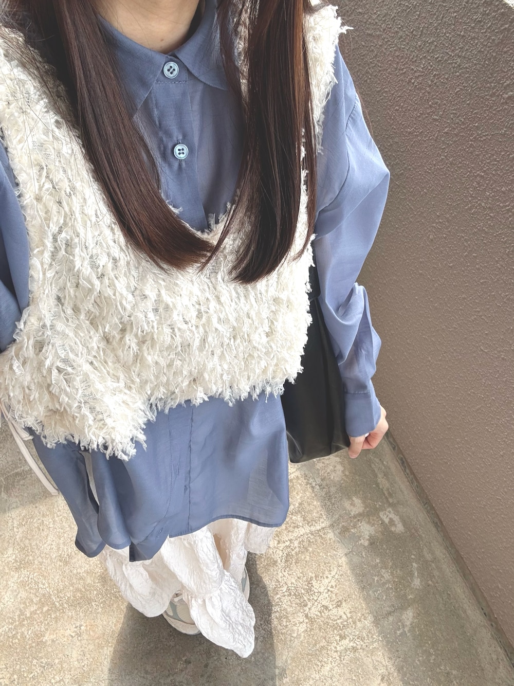「大人カジュアル、春服コーデ、春カラー、きれいめコーディネート、ラフコーデ、レイヤードスタイル、シャツスタイル、おしゃれさんと繋がりたい、今日のコーデ、楽チンコーデ、スニーカーコーデ、ブルー、ヘルシーコーデ、シャツコーデ、ショルダーバッグ」｜「LOWRYS FARMのアイテム（ベスト、ホワイト系）」を使った、𝐒𝐡𝐢𝐡𝐨さん（レディース・150cm）の春コーディネートの1枚目の写真